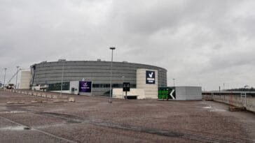 Veikkaus Arena Helsingissä ja Veikkauksen logo rakennuksen seinässä