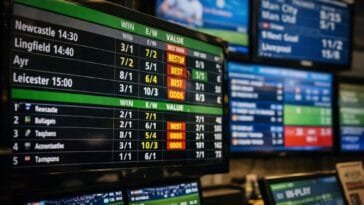 Vedonlyöntikertoimia näyttävä näyttö vedonlyöntipisteessä. Ladbrokes on yksi Entain-yhtiön tunnetuimmista vedonlyöntibrändeistä.