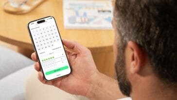 Pelaaja täyttää numeroita Veikkauksen mobiilisovelluksessa arvontapeliä varten