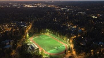 Valaistu jalkapallokenttä iltahämärässä Suomessa – ottelumanipulaatio noussut keskusteluun suomalaisessa jalkapallossa