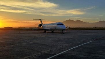 Yksityiskone Dubain lentokentällä illalla