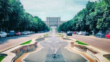 Bukarestin parlamenttitalo ja suihkulähde — kuvituskuva Romanian rahapeliviranomaisen pelihaittojen torjuntaohjelmasta