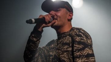 Räppäri Capital Bra esiintymässä lavalla — saksalaisartisti sai 250 000 euron sakon laittomien kasinoiden mainostamisesta