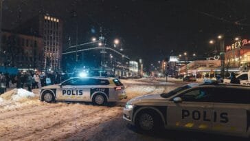 Suomalaisia poliisiautoja talvisella kadulla — kuvituskuva Pasilan salakasinotutkinnasta