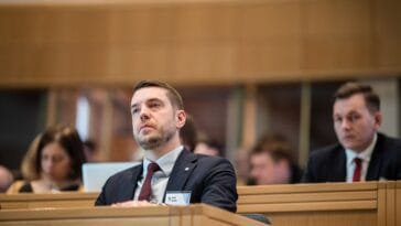 Kansanedustaja Jouni Ovaska eduskunnassa – varoittaa poliittisen vedonlyönnin riskeistä Suomessa