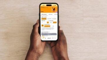 Henkilö pitää puhelinta kädessään, jossa Veikkauksen Keno-peli – 100 000 euron voitto Uuteenkaupunkiin