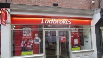 Entain sulkee 45 Ladbrokes-pistettä Irlannissa – taustalla epäonnistunut kauppa, verotus ja pelaamisen siirtyminen verkkoon