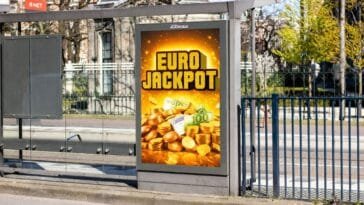 Eurojackpot-mainos bussipysäkin mainostaulussa hollantilaisella kadulla