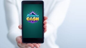 Solitaire Cash -mobiilipelin logo älypuhelimen näytöllä