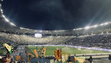 Stadio Olimpico täynnä katsojia yöottelussa — SS Lazion kotistadion Roomassa
