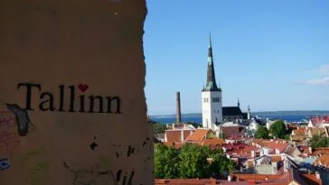 Tallinnan vanha kaupunki ja Oleviste-kirkko – Viro houkuttelee rahapelioperaattoreita kilpailukykyisellä lisenssijärjestelmällä