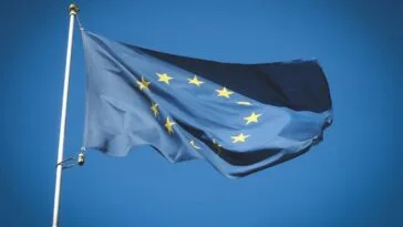 EU-liput liehuvat Brysselissä — EU:n suunnittelema nettirahapelivero on juuttunut osaksi vuosien 2028–2034 budjettikiistaa, eikä Suomi nostanut sitä tukemiensa uusien omien varojen joukkoon
