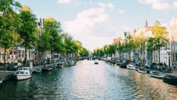 Amsterdamin kanaalimaisema Hollannissa rahapelimainonnan täyskieltoa käsittelevän uutisen yhteydessä