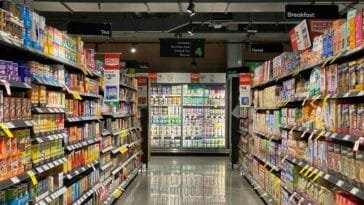 Myymälän käytävä täynnä tuotteita — Etelä-Carolinan mini-marketin työntekijät varastivat satoja raaputusarpoja ja jäivät kiinni valvontakameroiden ansiosta