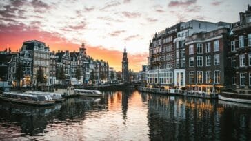 Amsterdamin kanava auringonlaskussa — Alankomaiden laiton rahapelaaminen kasvoi 60 prosenttia samalla kun lisensoitu markkina supistui, varoittava esimerkki Suomelle