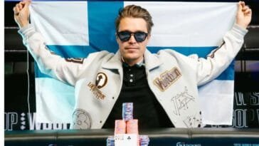 Eelis Pärssinen poseeraa WSOP-rannekkeen kanssa Las Vegasissa — suomalainen voitti 25 000 dollarin PLO High Roller -turnauksen ja 2,16 miljoonaa dollaria
