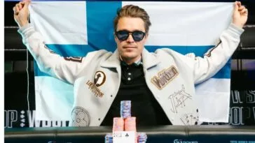 Eelis Pärssinen poseeraa WSOP-rannekkeen kanssa Las Vegasissa — suomalainen voitti 25 000 dollarin PLO High Roller -turnauksen ja 2,16 miljoonaa dollaria