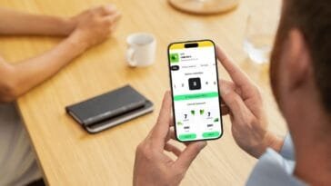 Mies pelaa Milli-peliä Veikkauksen mobiilisovelluksessa — Millin todellinen palautus on jäänyt vain 43,35 prosenttiin, selvästi alle suunnitellun 56 prosentin