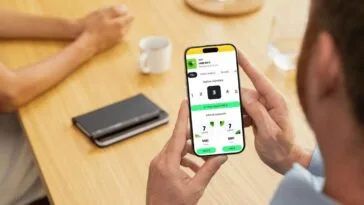 Mies pelaa Milli-peliä Veikkauksen mobiilisovelluksessa — Millin todellinen palautus on jäänyt vain 43,35 prosenttiin, selvästi alle suunnitellun 56 prosentin