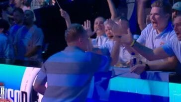 Lauri Sääskilahti juhlii kannattajiensa kanssa WSOP Main Eventin finaalipöydässä — suomalainen eteni heads-upiin ja taistelee pokerin maailmanmestaruudesta sekä 10 miljoonan dollarin palkinnosta