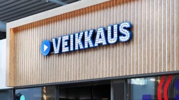 Veikkauksen valaistu logo pelisalin julkisivussa — toimitusjohtaja Olli Sarekoski varoittaa, että liian tiukka sääntely voi ajaa pelaajat lisensoimattomille sivustoille lisenssimarkkinan avautuessa 2027