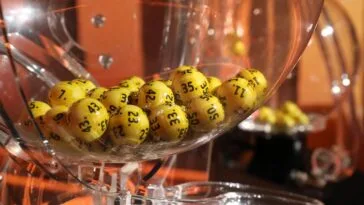 Eurojackpotin keltaisia numeropalloja läpinäkyvässä arvontakoneessa. Eurojackpot arvotaan tänään 1 000. kerran, ja Suomi on asukaslukuun suhteutettuna pelin menestynein maa.